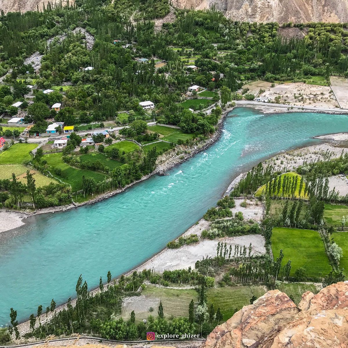 LifeLensScape's tweet photo. Hakis Rock View Point, Ghizer Valley, Gilgit Baltistan, Pakistan.
From this point, you can view 7 beautiful villages.. 
Credits and for more information: @AqibAliNa33m 
#BeautifulPakistan #ColorsofPakistan https://t.co/UzA7LNJGk7