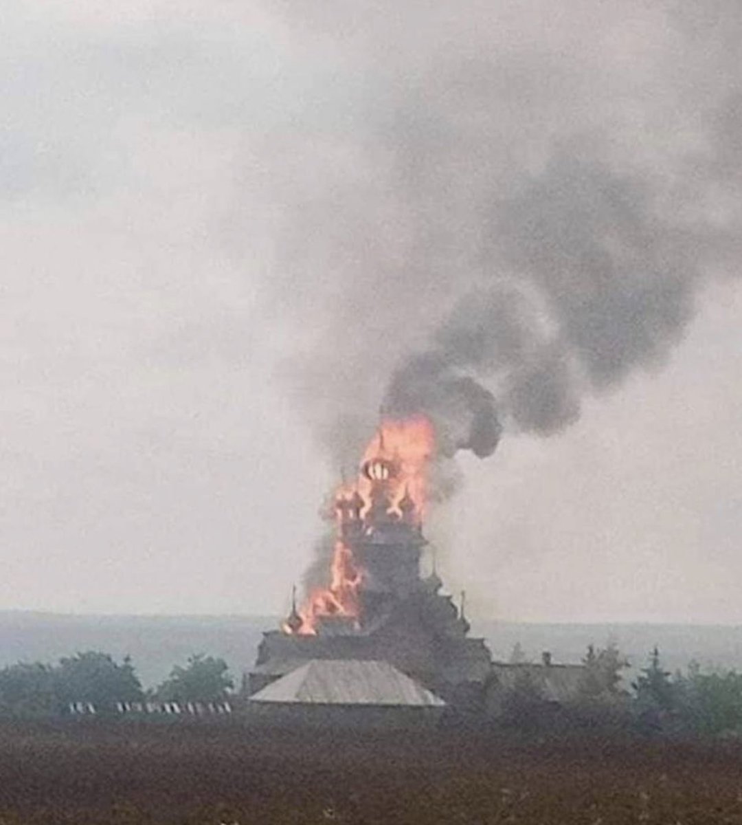 La lavra de madera de Sviatogorsk, en Donestk (Donbass) ardiendo tras la retirada del Ejército Ucraniano… No lo verás en la TV