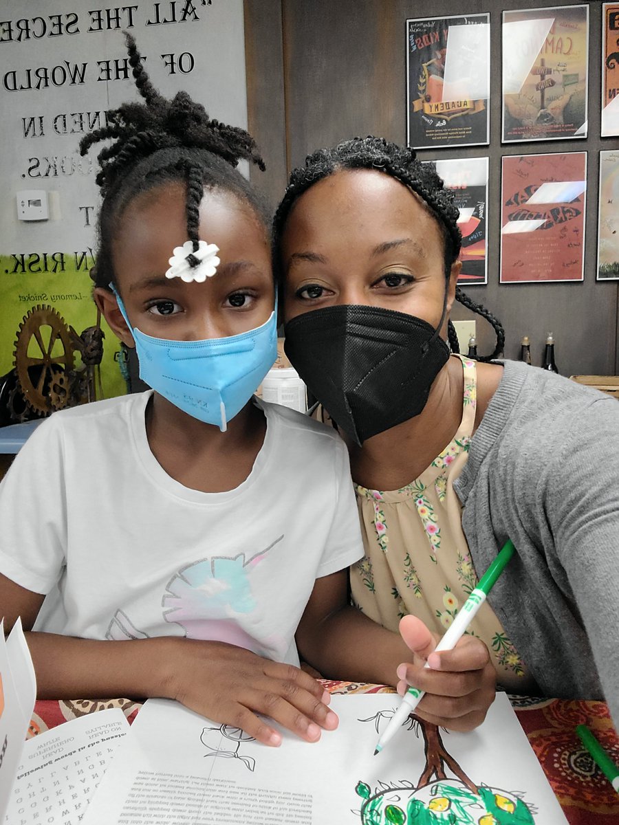 janaybrownwood's tweet image. Hanging out with @916_INK celebrating youth authors and readers AND HANDING OUT FREE BOOKS thanks to @SacLiteracy

Lots of author friends I see @Devas_T  @soontornvat @tracisorell @johnparraart @JasonReynolds83 @Miranda_Paul @DapsDraws 
and more!!!

#BestBoardEver