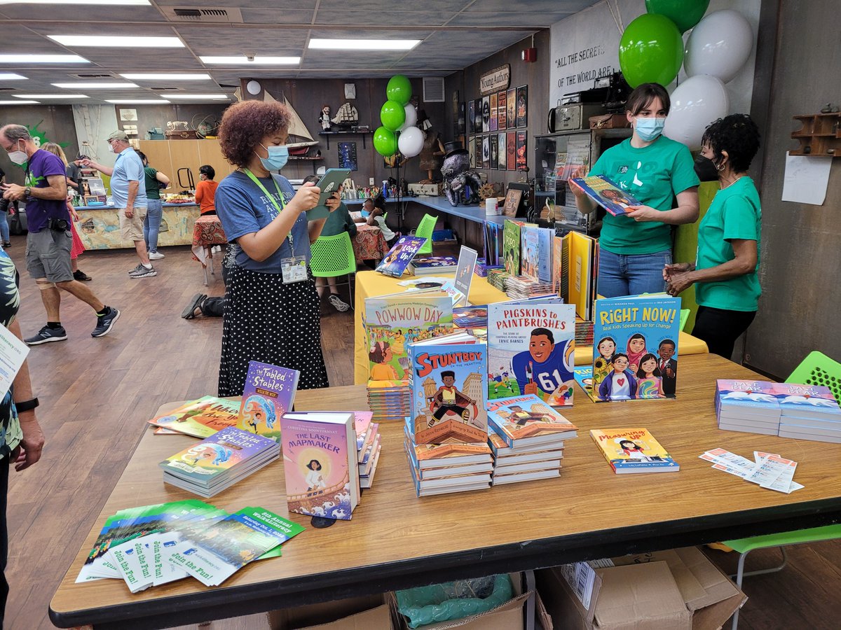 janaybrownwood's tweet image. Hanging out with @916_INK celebrating youth authors and readers AND HANDING OUT FREE BOOKS thanks to @SacLiteracy

Lots of author friends I see @Devas_T  @soontornvat @tracisorell @johnparraart @JasonReynolds83 @Miranda_Paul @DapsDraws 
and more!!!

#BestBoardEver