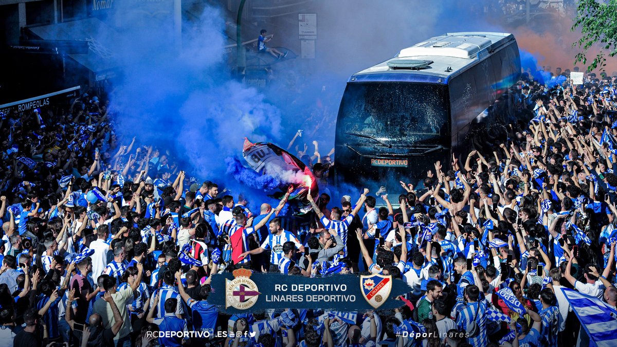 RCDeportivo's tweet photo. Esta é #ANOSAFORZA 💙 🔥 #ONFIRECODÉPOR nos exteriores de #ABANCARIAZOR!

Viñeron todas, todos 🔵⚪️🔵 #ARiazorCoaBranquiazul 🔵⚪️🔵!!! https://t.co/xt6OQdk7C6