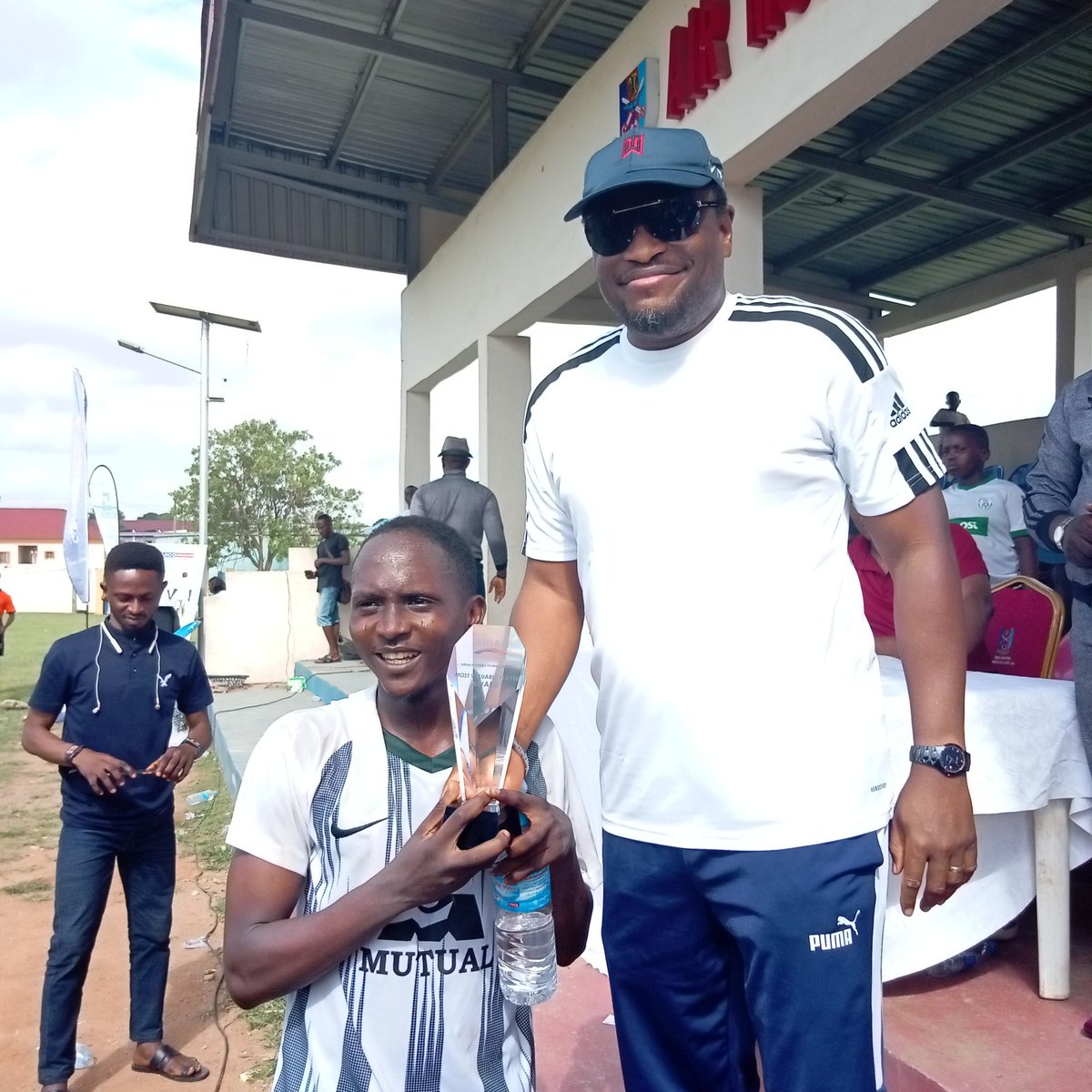 MutualPlc's tweet photo. Most Valuable Player Award also goes to Goodluck Marvin of #TeamMutualBenefits, represented by Ololade Fanuga, and the award is presented by Jide Ibitayo, Head Legal Department, Mutual Benefits Assurance Plc.
#Mutualdelights #football #footballweekends #football #insurance https://t.co/gSqRy09aGA