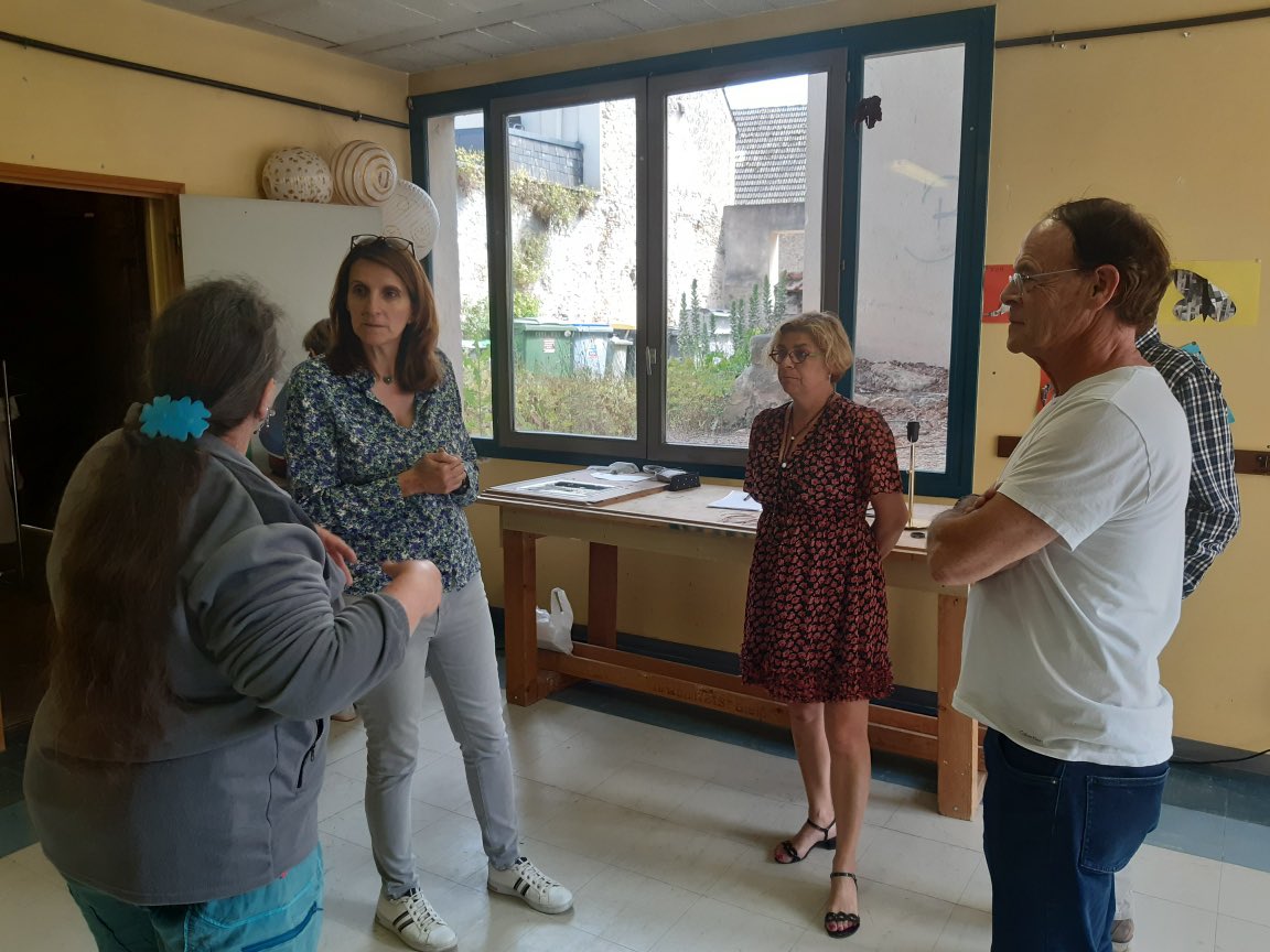 Anne_Cabrit's tweet photo. 👉À Ste-Mesme en compagnie de Madame le Maire Isabelle Copetti à la rencontre de l'association Jardin Loisir Culture

Bravo à Joël Bordas et à son association qui proposent des cours de fabrication de vitraux  🪟

#VousEcouterVousDefendre
#circo7810 https://t.co/oR1W7OPlzS