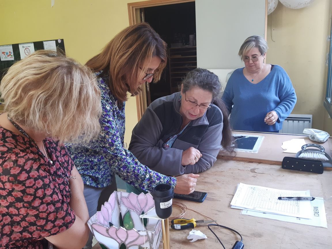 Anne_Cabrit's tweet photo. 👉À Ste-Mesme en compagnie de Madame le Maire Isabelle Copetti à la rencontre de l'association Jardin Loisir Culture

Bravo à Joël Bordas et à son association qui proposent des cours de fabrication de vitraux  🪟

#VousEcouterVousDefendre
#circo7810 https://t.co/oR1W7OPlzS
