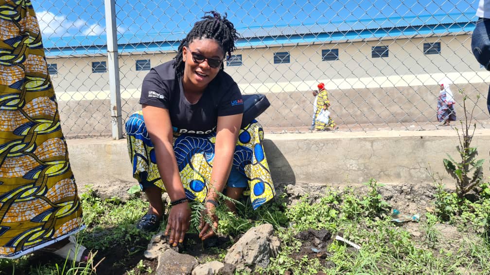 NathalieChiban1's tweet photo. Lors de désinfection et reboisement a la prison Centrale de Goma/Munzenze.
#Servons notre communauté avec dévouement du mieux qu'on peut jusqu'à ce que servir devienne une véritable source de plaisir.
#Nous sommes le plus beau visage de la RDCONGO# https://t.co/BuidNJku8T