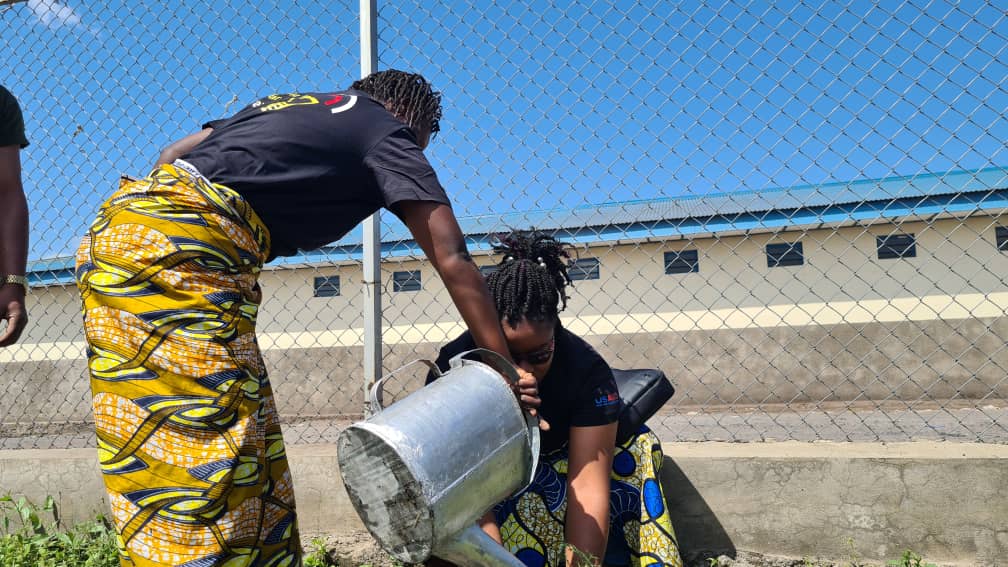 NathalieChiban1's tweet photo. Lors de désinfection et reboisement a la prison Centrale de Goma/Munzenze.
#Servons notre communauté avec dévouement du mieux qu'on peut jusqu'à ce que servir devienne une véritable source de plaisir.
#Nous sommes le plus beau visage de la RDCONGO# https://t.co/BuidNJku8T
