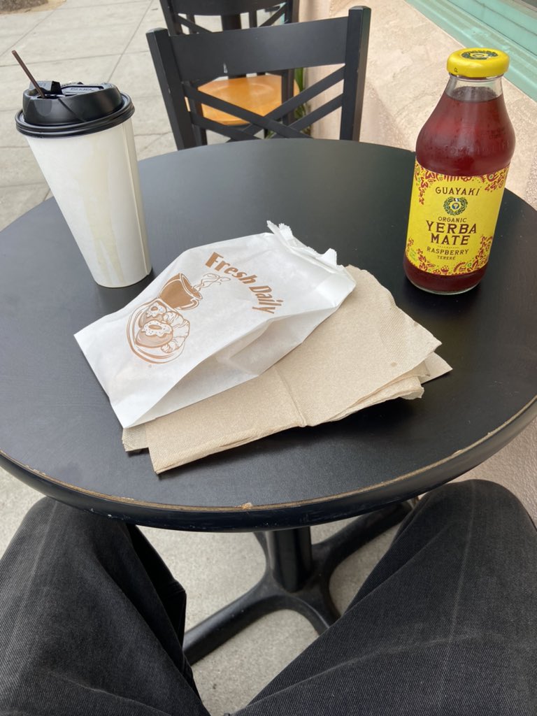 manic_markus's tweet photo. so yummy thank you black berry turnover https://t.co/9MlrfYnUUn