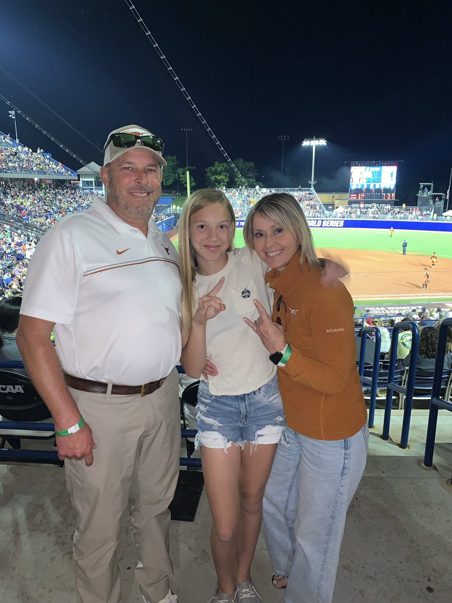 _melseward's tweet photo. Softball in OKC… Hook ‘Em! 🤘🏼 #WCWS https://t.co/ExBPh9mgYl