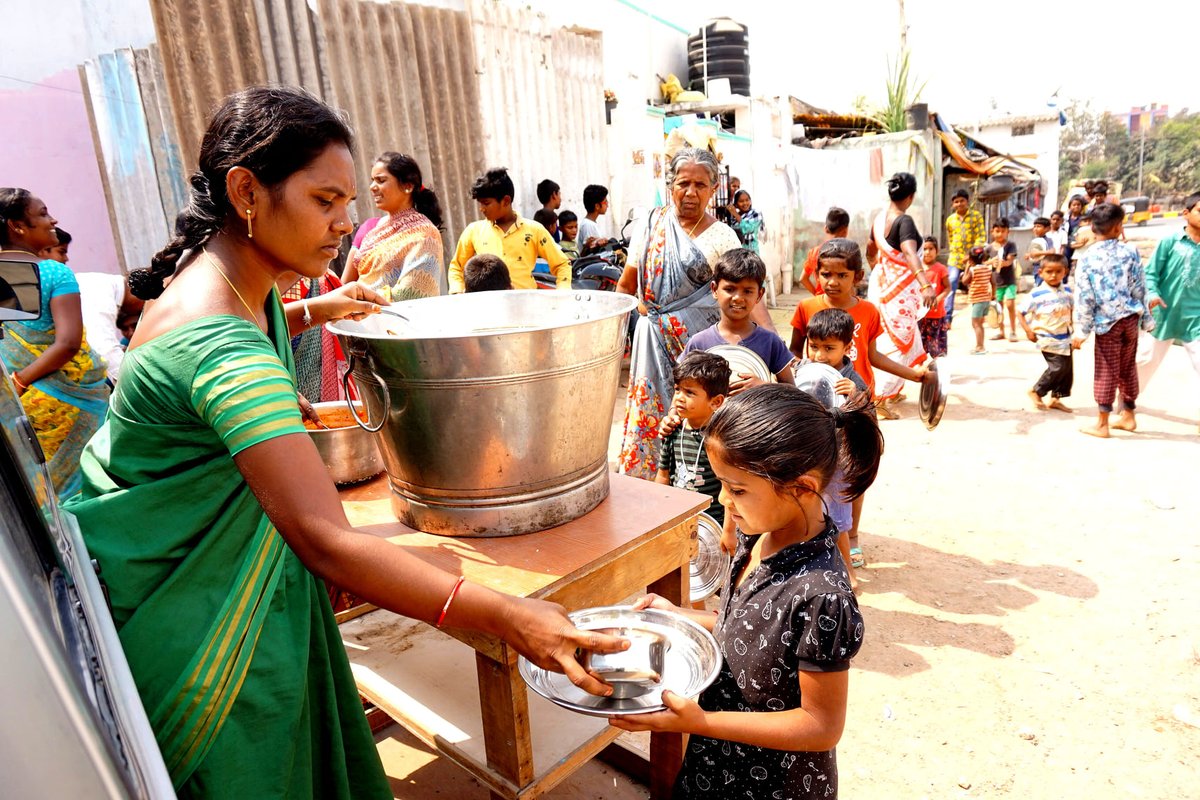 feedthepoor6's tweet photo. My name is #Lalitha, I'm running a "food distribution center" to provide food for poor who #suffering from #hunger due to #poverty at Hyderabad slums through The #SampathiFoundationNGO.
Please #support the "#FoodDonationProgram" and save the poor lives: https://t.co/QMmtk3uX5vπ https://t.co/6iUOBdl6FI