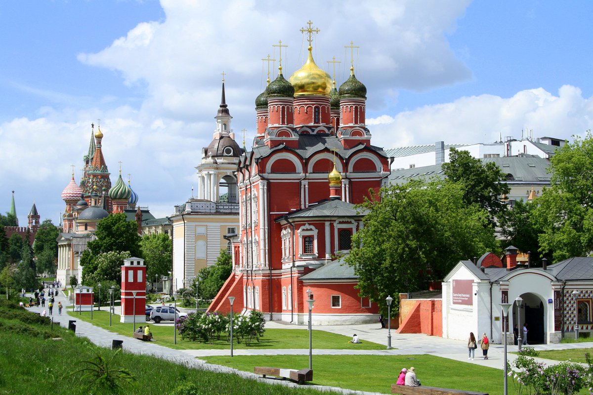alexgoro4's tweet photo. 🚶‍♂️🌆📷Спустя нескольк�� лет я снова совершаю фотопрогулку прекрасным теплым летним днем в центре #Москва Эти долгие месяцы перыва вместили в себя коронавирус, реабилитацию, уныние и депрессию. Но сегодня: "Москва! Я снова с тобой!" И со мной мой верный друг - #Canon #Moscow https://t.co/HwoGnGYh1o