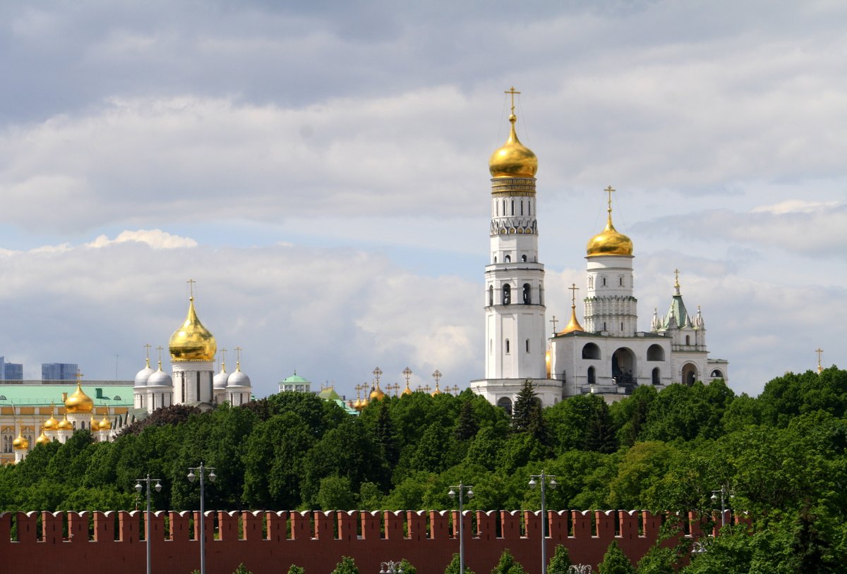 alexgoro4's tweet photo. 🚶‍♂️🌆📷Спустя нескольк�� лет я снова совершаю фотопрогулку прекрасным теплым летним днем в центре #Москва Эти долгие месяцы перыва вместили в себя коронавирус, реабилитацию, уныние и депрессию. Но сегодня: "Москва! Я снова с тобой!" И со мной мой верный друг - #Canon #Moscow https://t.co/HwoGnGYh1o