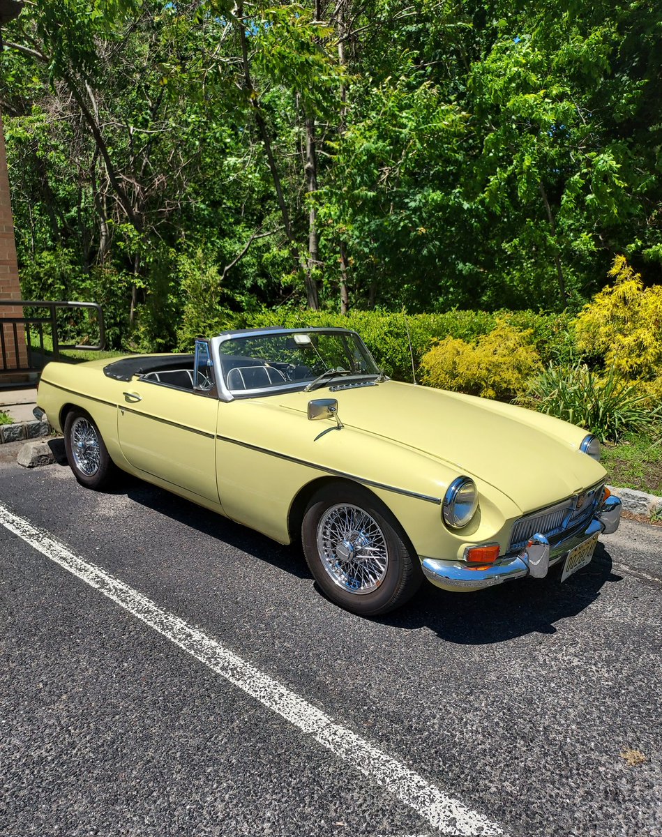 AlwaysElizabeth's tweet photo. Beautiful day
Beautiful pic
Beautiful car
📷
#yellowsunshine #cars ☀️ 🌿 💫 https://t.co/NIINpgIcW7