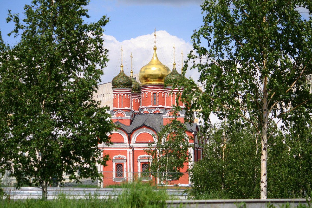 alexgoro4's tweet photo. 🚶‍♂️🌆📷Спустя нескольк�� лет я снова совершаю фотопрогулку прекрасным теплым летним днем в центре #Москва Эти долгие месяцы перыва вместили в себя коронавирус, реабилитацию, уныние и депрессию. Но сегодня: "Москва! Я снова с тобой!" И со мной мой верный друг - #Canon #Moscow https://t.co/HwoGnGYh1o