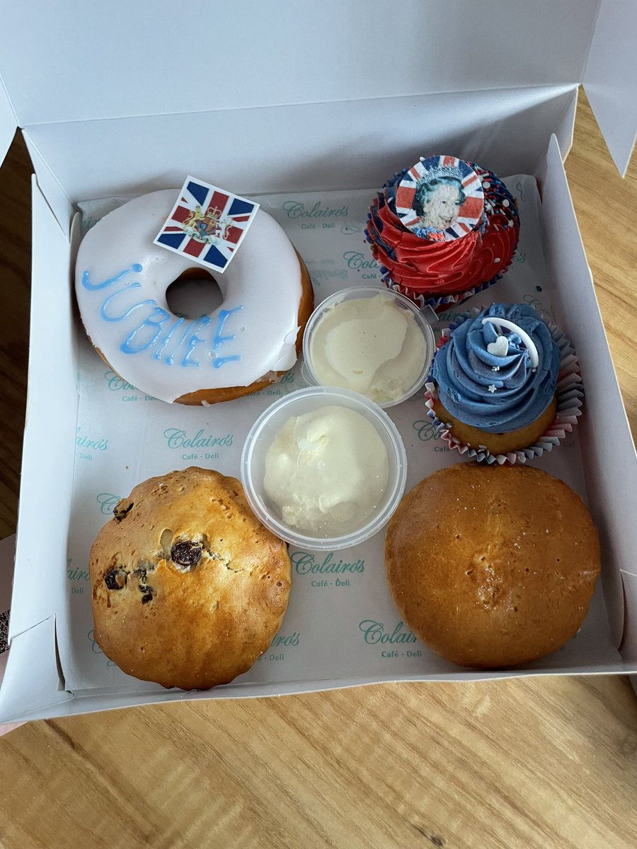 flowergirl_lon's tweet photo. @Colairos made my day!
I’ve been floored since Thursday night so I NEED this sugar rush!
THANKYOU 🥳
If you’re near Crystal Palace tomorrow go &amp; treat yourselves!
#PlatinumJubilee https://t.co/zR76te39oP