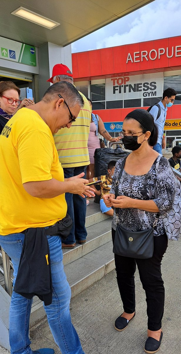 R_RuizDiaz's tweet photo. Aunque a algunos les moleste, los ciudadanos siguen firmando por la Revocatoria de @joseluisfabrega. El poder es ciudadano y por más trabas que ponga el @tepanama vendrán más procesos de Revocatorias. #hagamoshistoria #fabregaciao https://t.co/YmVSny4qFG