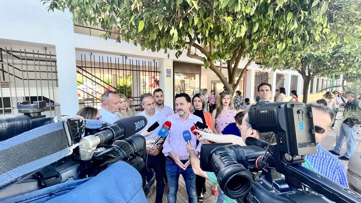 Cs_Andalucia's tweet photo. 💪 Cs logró el cambio en Andalucía en 2018 y ahora tenemos que seguir apostado por #ElCambioQueFunciona

✅ Hemos cambiado 37 años de redes clientelares del PSOE. ¡Sigamos avanzando!

🍊 @BalEdmundo ha estado en Córdoba junto a @AngelPimentel_, cabeza de lista por dicha provincia https://t.co/BaGD7Tl5xC