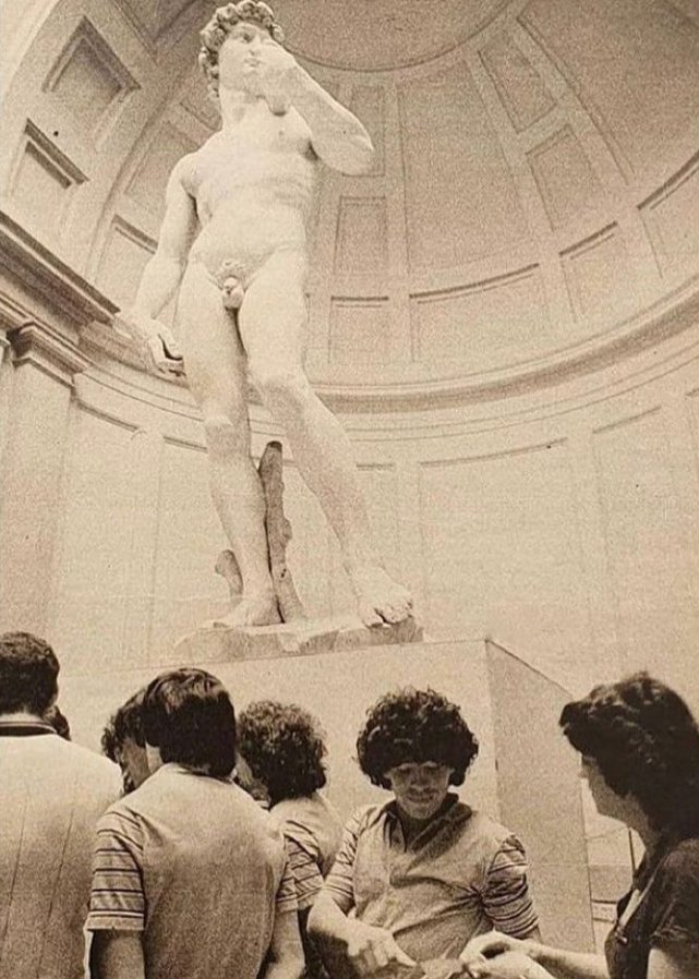 Nunca había visto esta foto de Diego. Le están pidiendo un autógrafo en el David, no hay símbolo que se le resista.