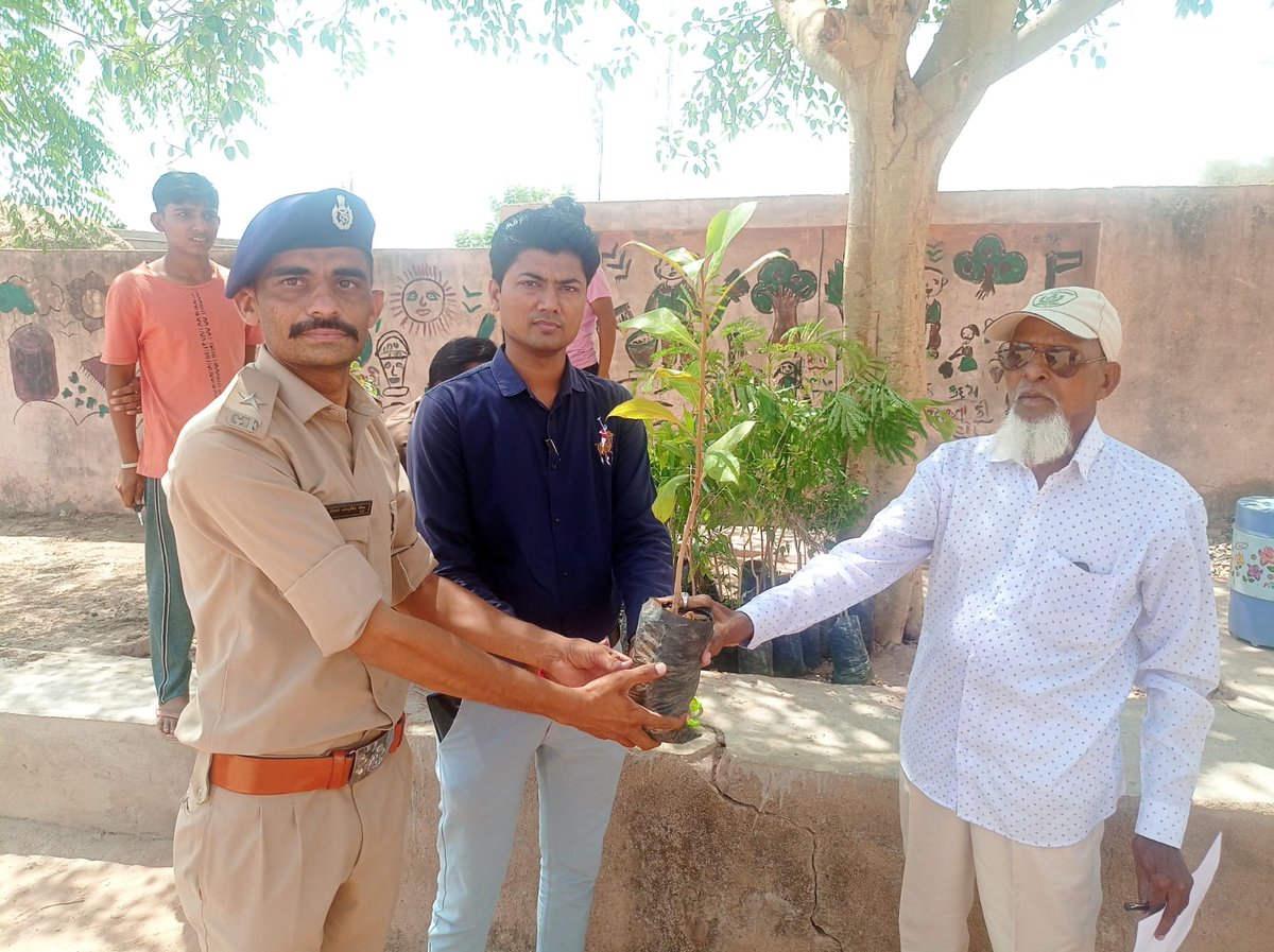 SDshahGAS's tweet photo. સેવા સેતુ કાર્યક્રમ.ધાંગધ્રા તાલુકાના ચૂલી ગામે 2000 થી વધુ ગામલોકોને આધાર-રેશનકાર્ડ,આયુષ્માન કાર્ડ,આવક-જાતિના દાખલા,આરોગ્ય તપાસ જેવી 26 સેવાઓનો લાભ ઘર આંગણે,તે જ દિવસે.
#DoorStepGovernance @brijeshmeja1 @GujPRHDept @Bhupendrapbjp @CMOGuj @sanghaviharsh @iarjunsinhbjp @skumar_76 https://t.co/XL016xMchP