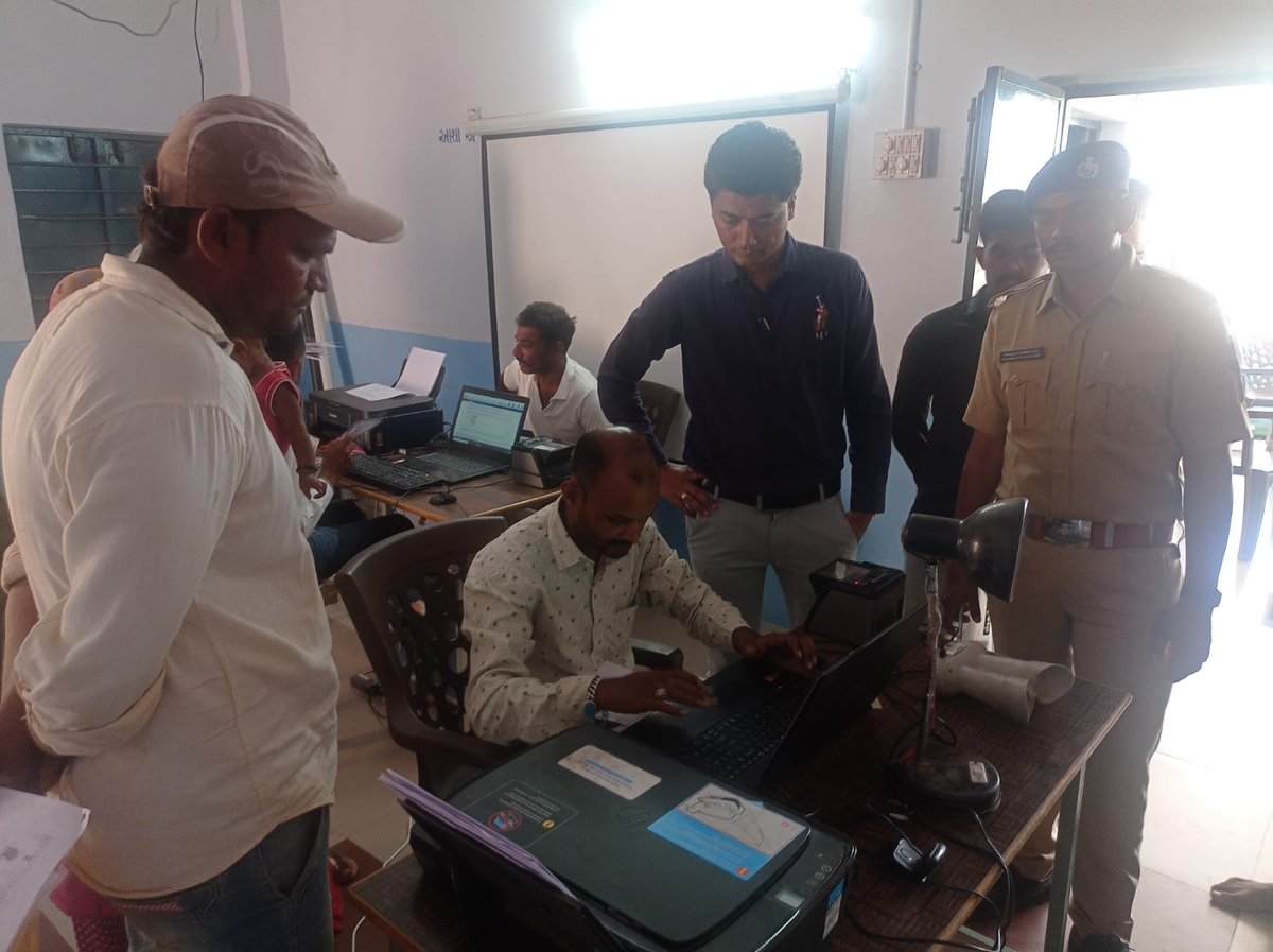 SDshahGAS's tweet photo. સેવા સેતુ કાર્યક્રમ.ધાંગધ્રા તાલુકાના ચૂલી ગામે 2000 થી વધુ ગામલોકોને આધાર-રેશનકાર્ડ,આયુષ્માન કાર્ડ,આવક-જાતિના દાખલા,આરોગ્ય તપાસ જેવી 26 સેવાઓનો લાભ ઘર આંગણે,તે જ દિવસે.
#DoorStepGovernance @brijeshmeja1 @GujPRHDept @Bhupendrapbjp @CMOGuj @sanghaviharsh @iarjunsinhbjp @skumar_76 https://t.co/XL016xMchP