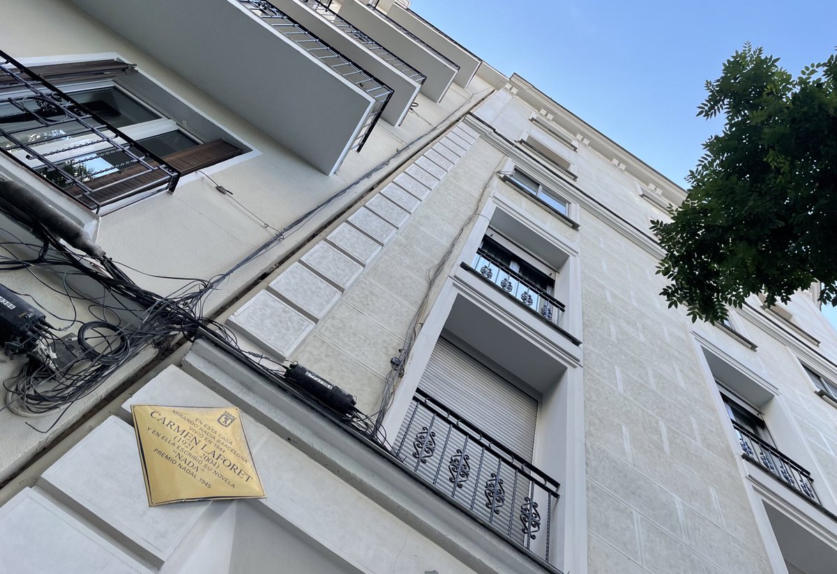 blancargg's tweet photo. De pronto un día miras hacia arriba y descubres que no sabes nada de la calle de “siempre”. Ahora todo se ve distinto. https://t.co/5LrF3KqWCc