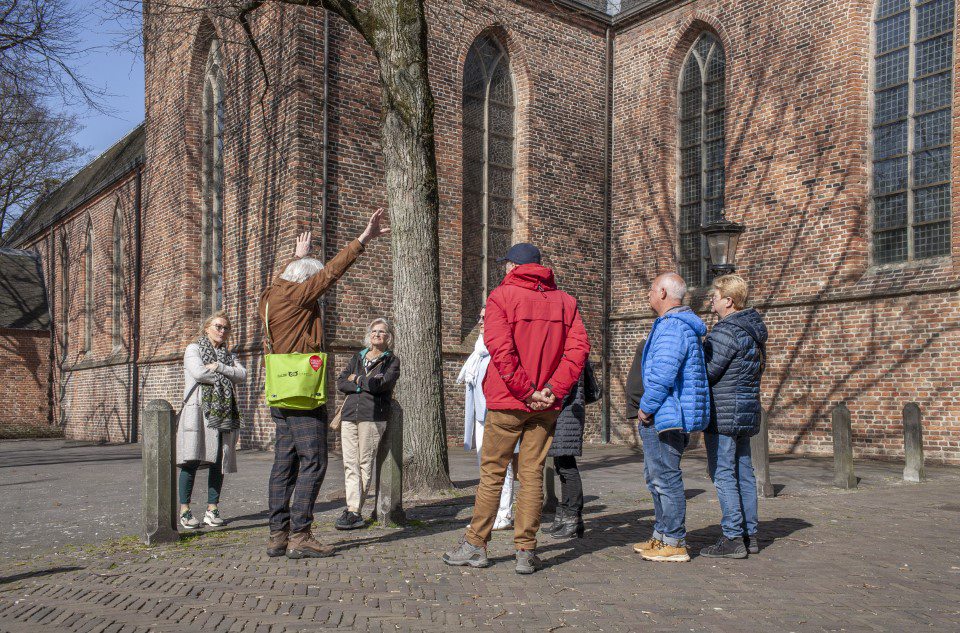 GildeUtrecht's tweet photo. Lijkt het je wat om door Utrecht te lopen met GRATIS gids die alles nóg leuker weet te maken door het stadse geschiedenis tot leven te brengen? Op 12/6 vertrekken gidsen elke ½ uur (11:00-15:30) v.a. Bieb op de Neude. Bij voldoende belangstelling, ook speciale kinderwandelingen. https://t.co/YeZCYkoOgM