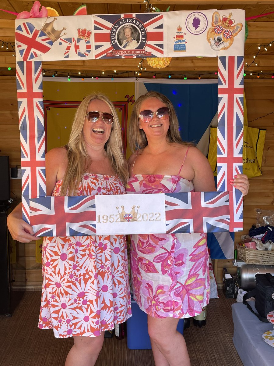 PrincessBoydy's tweet photo. Happy #PlatinumJubilee weekend everyone! Love from me and mine 🥰 #bigsis #weesis #family #love #glasgow #QueenElizabeth @jacxi33 https://t.co/lkGAYlyQK2
