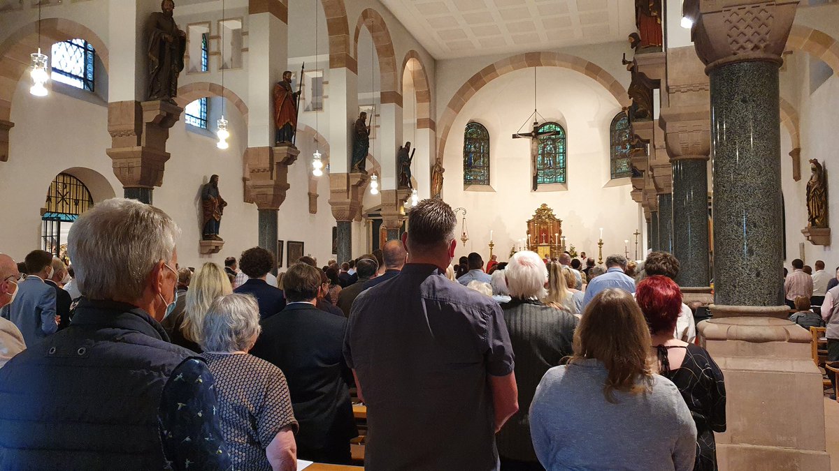 Stanislaus2210's tweet photo. Heute ging die #Firmvorbereitung in der #Pfarreiengemeinschaft #BrückMerheim mit dem #Pontifikalamt mit #Weihbischof #Steinhäuser zu Ende. Fünf #Firmlinge durfte ich in den vergangenen Monaten begleiten. https://t.co/ZwRY7L6ks9