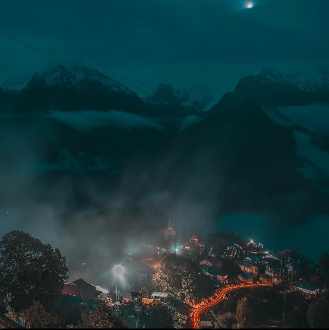 MugglebornSaker's tweet photo. The act of leaving, the calmest and most beautiful of all. The taste of solitary freedom has made me homesick for places i have never been to. There is something so good about arriving, wandering about in stranger lands without destination. https://t.co/tJ1wvvB4Gb