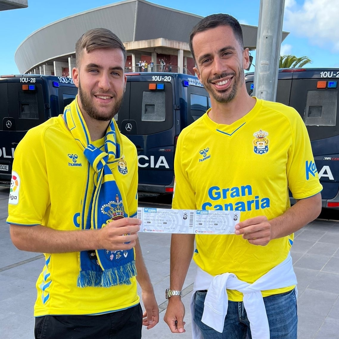 pandeartenara's tweet photo. Nuestro ganador ya se encuentra a las puertas del Estadio de Gran Canaria xra disfrutar su premio. 
Lisandro ha recibido sus entradas de la mano de @Hernan__90 gracias a Asesores Deportivos Canarios

Pío Pío 🐥🐥 👏👏👏

@UDLP_Oficial @EdarteArtenara @ArtenaraAyto https://t.co/CoMPdMfm3H