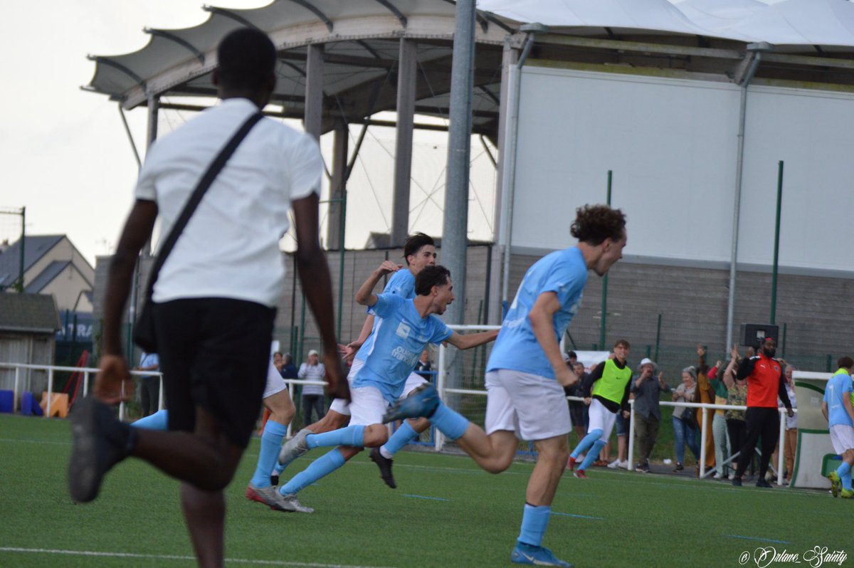 VOC_officiel's tweet photo. ⏱ 90'+4' 𝐎𝐔𝐈𝐈𝐈 𝐌𝐄𝐒𝐒𝐈𝐄𝐔𝐑𝐒 ! Le travail paye ! Top Chartier égalise et cloue Cabioch ! 😍👊🏼 (2-2)

#VOCEASR | #CoupedeBretagne https://t.co/BcozJMn4rv