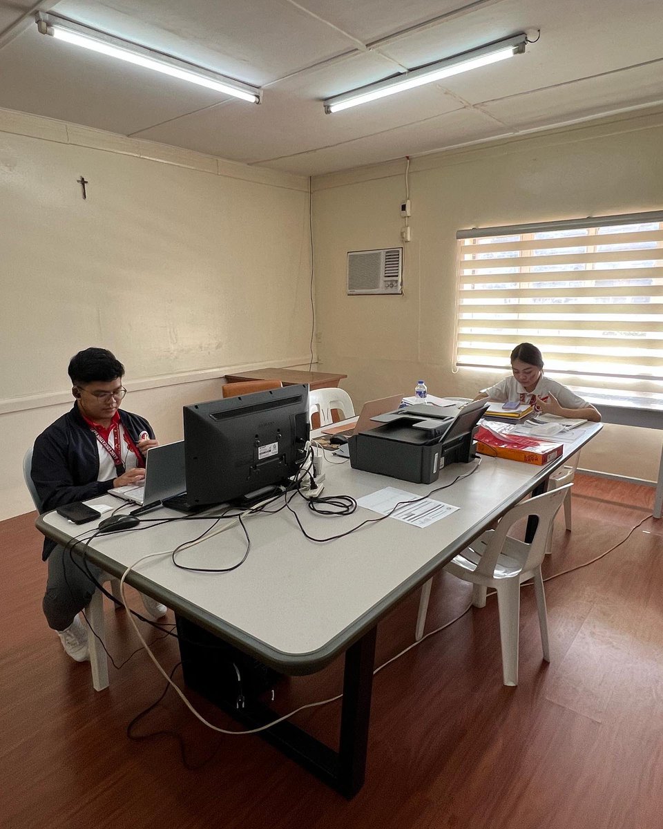 jethrosalapare's tweet photo. The Research Director and his Research Staff at the Research Office while researching. 😅
#amazingadventuresofbeaujethro #filipinoscientist #research #researchcenter #researchdirector #aliac #airlink #aviation https://t.co/Y85Jh9ialQ