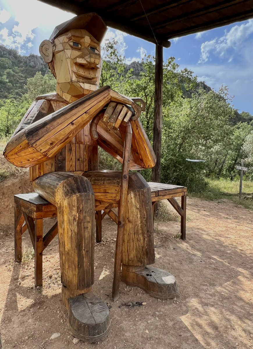 Nebur88's tweet photo. 👴🏼Lo Padrí del Montsonís...El padrí sembla recordar o pensar sobre el que ha viscut. Mirada profunda que reconeix i accepta que la vida és com es i que encerts i errors donen sentit a la nostra vida. 
Obra de Pere Anton Mola Solà, mirador de la vall del Segre i d'Artesa. https://t.co/OmpCZOWGqV