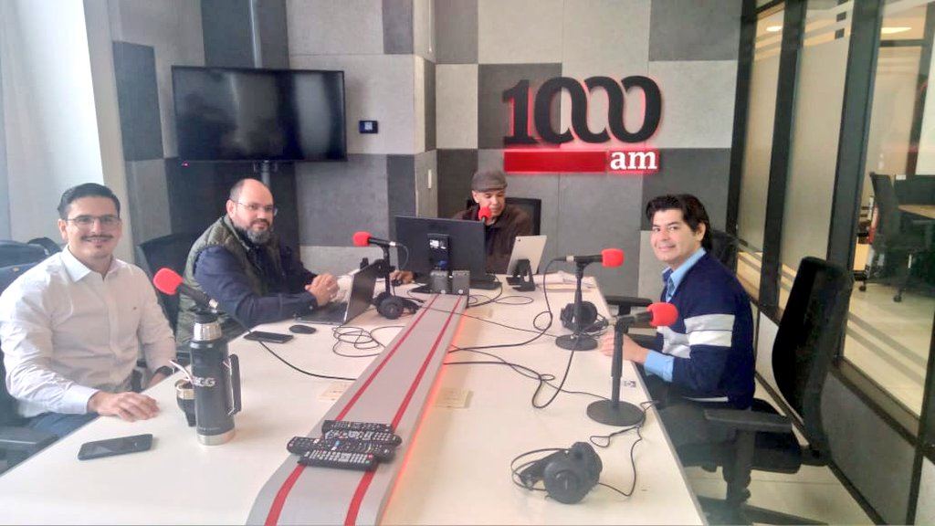 1000_am's tweet photo. ¡EXCELENTE SÁBADO!

🗣 #ÁmbitoAduanero, con la conducción de Julio Ferreira y @d_molinas.

Invitados:

➡️ Serafín Roche, Jefe de Valoración de la Dirección Nacional de Aduanas 
➡️ Blas Pereira, Técnico Valorador de la Dirección Nacional de Aduanas 

#1000am 📻🎙 https://t.co/mwELGZTPhr
