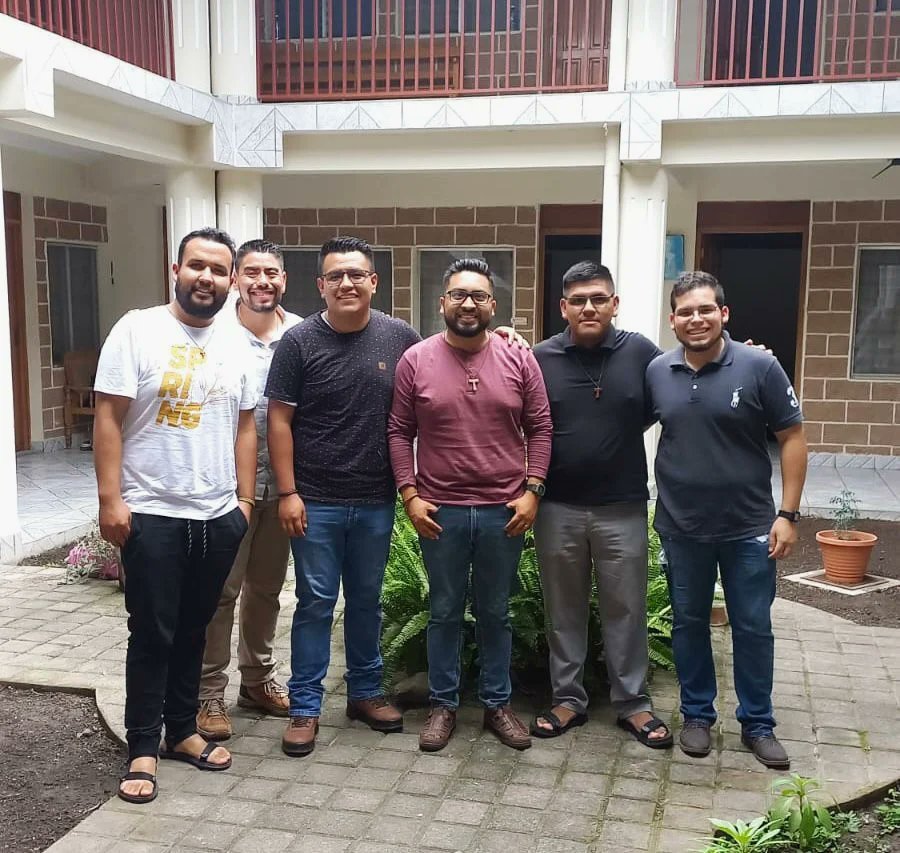 El día de ayer nuestros Hnos. Juan Antonio Feliciano Mellado y Alejandro Apodaca Altamirano, llegaron a Honduras 🇭🇳 en preparación para iniciar su noviciado junto con hnos de otras partes de latinoamerica 🌎 , pidamos por cada uno de ellos.🙏😇  #vidacapuchina #capuchinos #cch