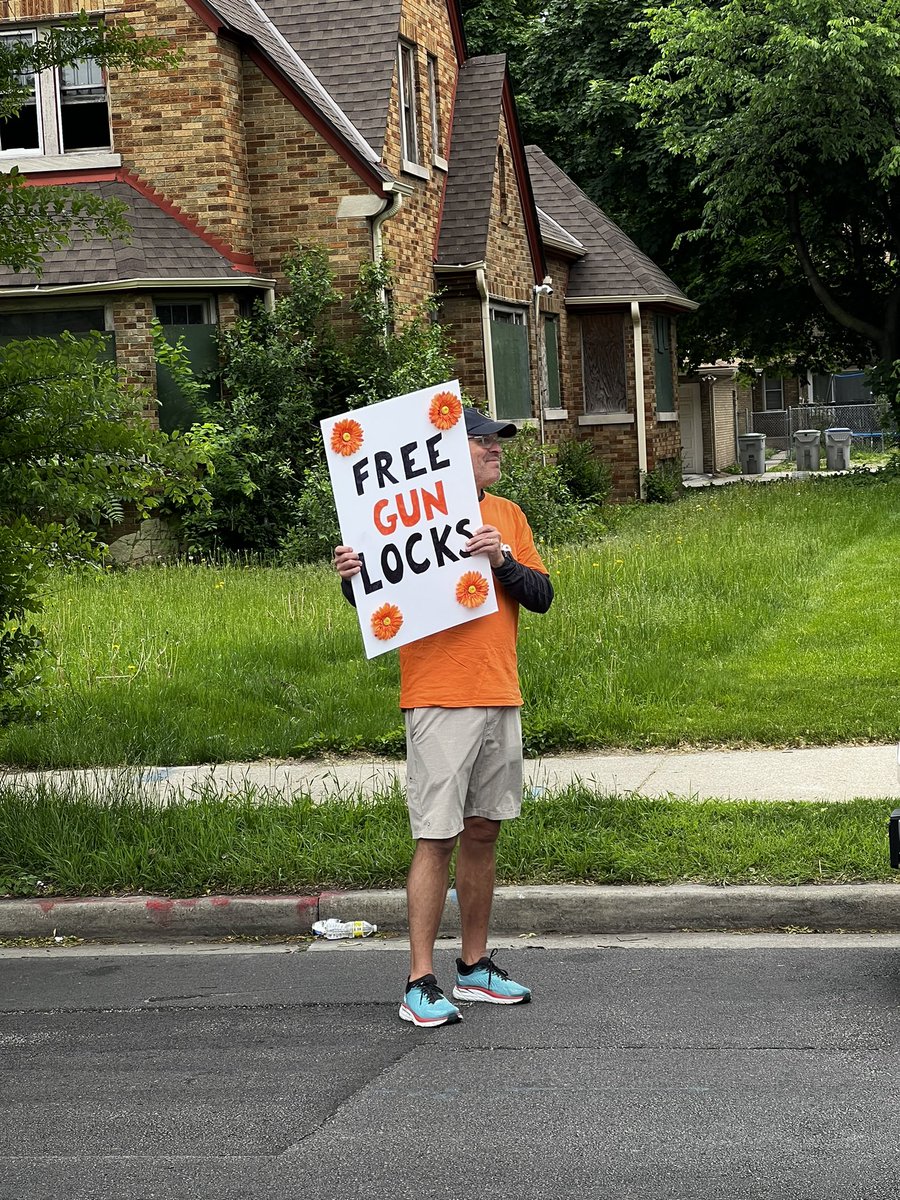 RepAndraca's tweet photo. Over 500 free gun locks handed out today for #WearOrange weekend with  @MomsDemand @WaveEdFund @repdrake @mkeovp and 414LIFE from @MedicalCollege 
Together we can prevent gun violence. #GunReformNow https://t.co/3mL6MtD9bG