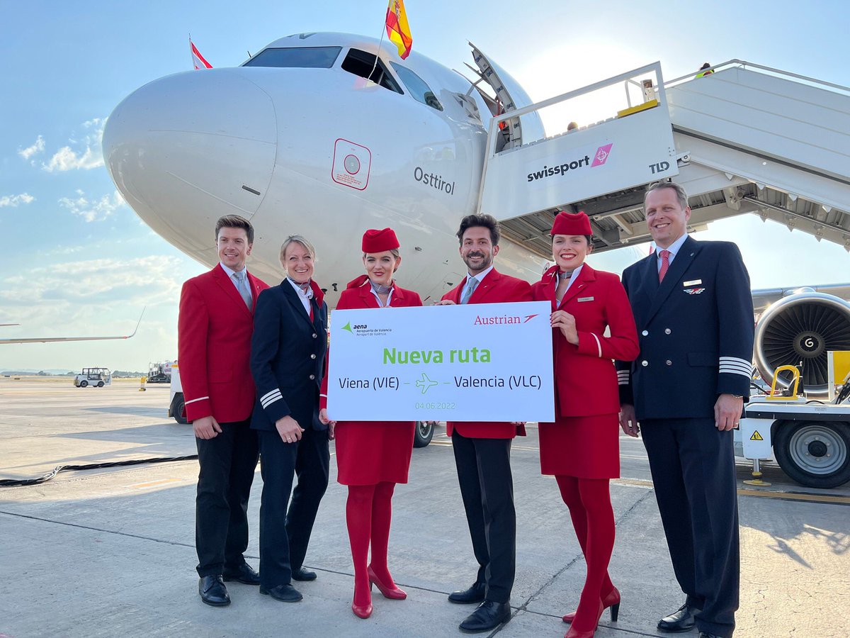 _austrian's tweet photo. ¡Hola #Valencia! 

For the first time ever, today we took off from Vienna directly to the Spanish beauty at the Costa Blanca. Thank you for the warm welcome @aeroVLC! 🇪🇸🥘

#maidenflight #ServusValencia #lovingtheworld https://t.co/oxPqL9IcOA