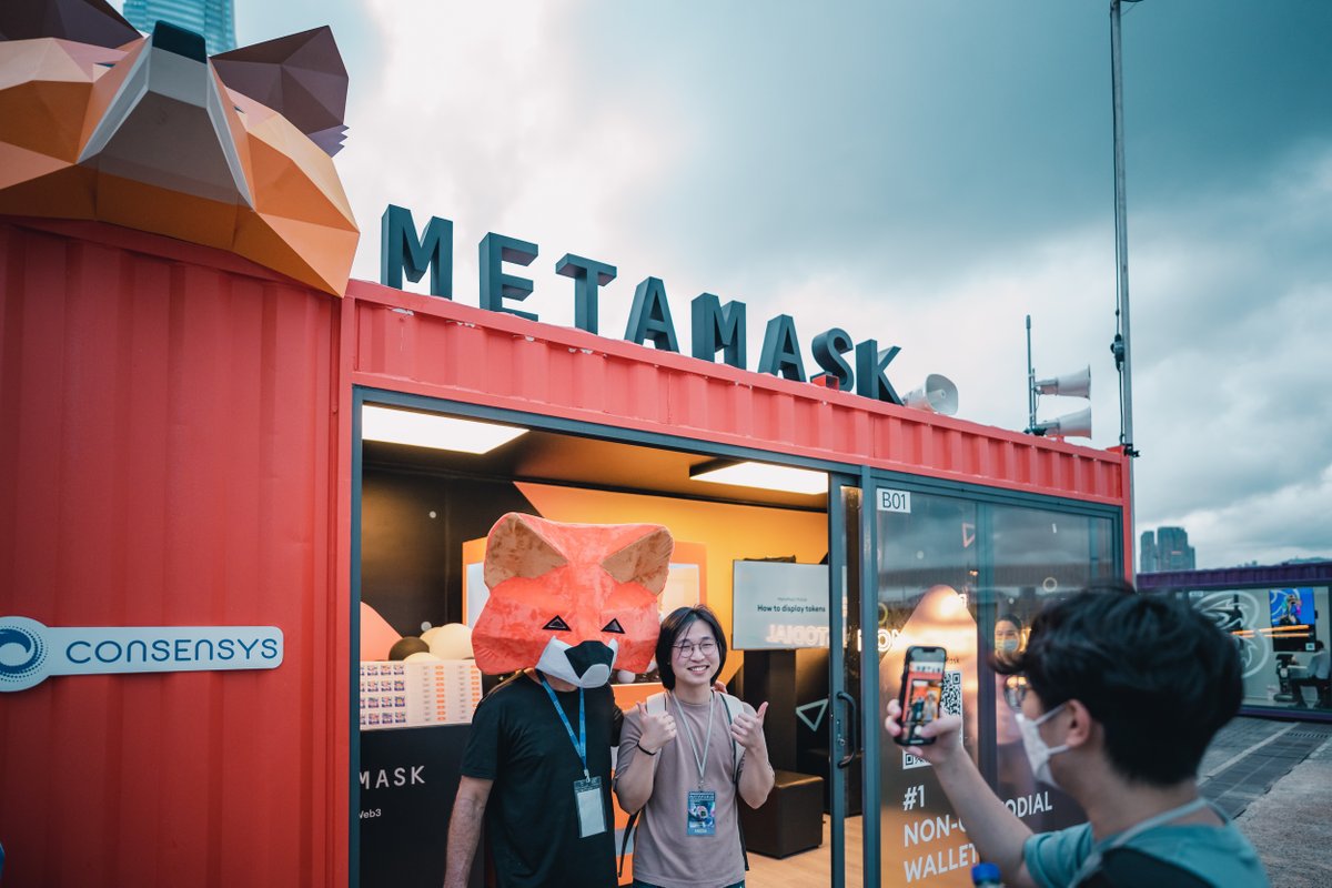 MetaMask's tweet photo. The 🦊 MetaMask 🦊 booth at #artaverse Hong Kong was a blast!

We need to make more of these larger-than-life 3D fox heads. 🦊😂 https://t.co/mT9Gx2LEcO