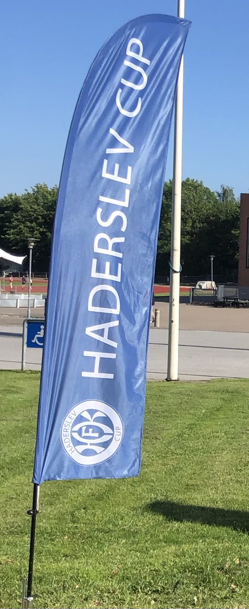 bentclausendbu's tweet photo. Så er der dømt skolevagt resten af dagen. Har man nydt foreningslivets glæder, fællesskabet, sammenholdet osv. kan man altid gi’ et nap med som skolevagt, i kiosken, til bespisningen, som banevagt mv. ✅ Overvejer, om der skal være ro kl. 21 😉🤷‍♂️🤣 #HaderslevCup #Frivillig https://t.co/Mp4603CgLz