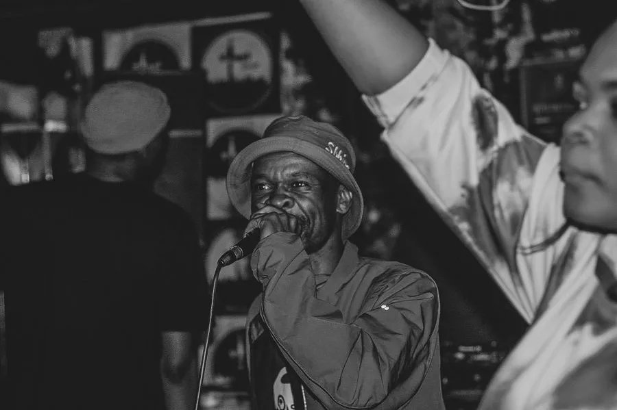 vinyllifestyle's tweet photo. Current situation right now in the bar! πΊ Issa birthday celebration! π
#WavySaturday by @PurpleKeyz_SA https://t.co/dJMGIVE8gT