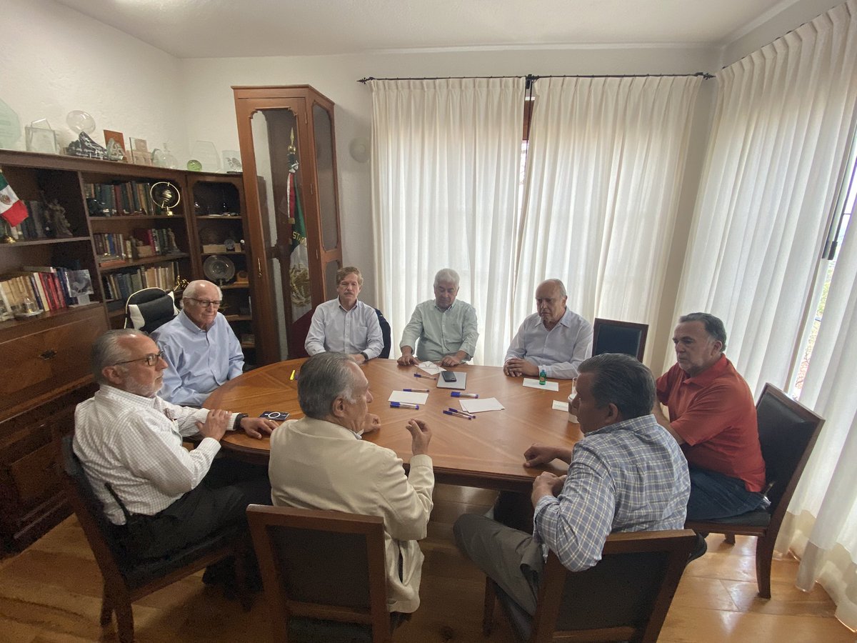 iloyolavera's tweet photo. RECUPERANDO LA MÍSTICA , LA ÉTICA Y A LA CIUDADANÍA.

En reunión de trabajo con ex gobernadores panistas.

#EsPorMéxico 🇲🇽

#HablemosDeLoImportante https://t.co/5PCXf9FiVu