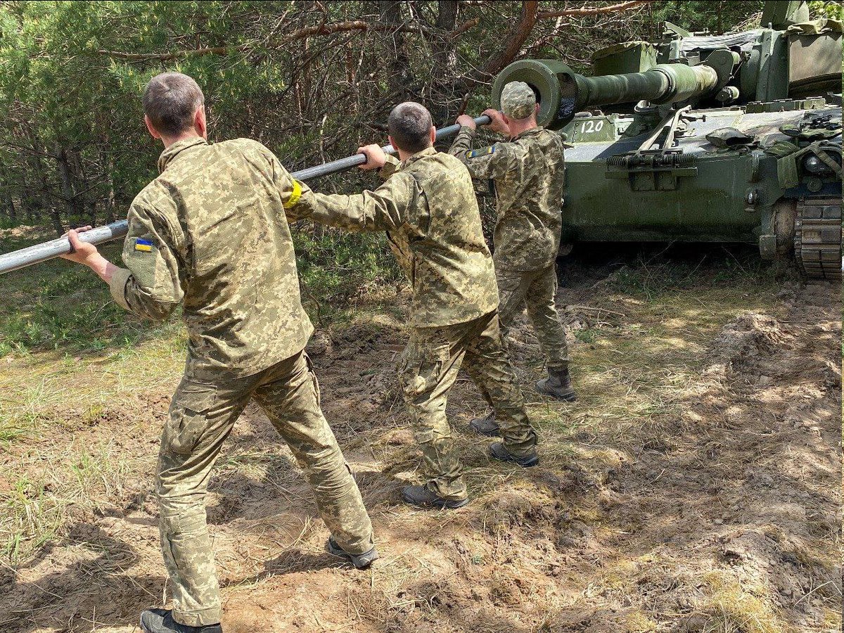 PolymarketIntel's tweet photo. #Ukraine: Excellent image released by the Ukrainian General Staff showing Norwegian M109A3GN 155mm self-propelled howitzers in active combat use against Russian forces. According to their claims, they learned how to use the M109 in just a week and prefer it to Soviet models. https://t.co/jHnmdpdKbH