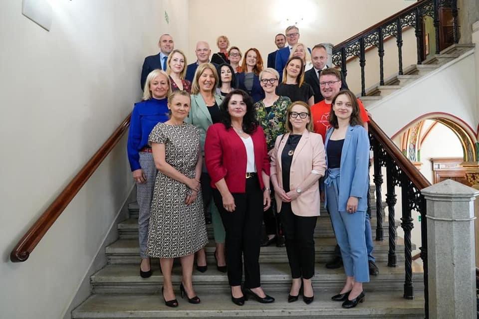 Komisarz <a href="/EuropeanCommiss/">European Commission</a> ds. równości Helena Dalli podczas spotkania w <a href="/wroclaw_info/">Wroclaw</a> zwróciła uwagę na dramatyczną sytuację ukraińskich uchodźczyń - ofiar gwałtów wojennych w kontekście polskiego ustawodawstwa ograniczającego prawa reprodukcyjne kobiet. <a href="/EUinWroclaw/">Komisja Europejska we Wrocławiu</a> #Ukraine