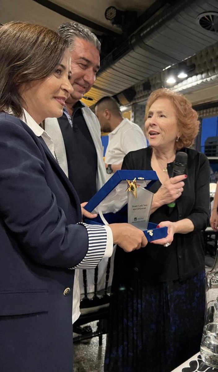 Axa Sigorta İstanbul Bölge’ nin değerli acenteleri , dün gece hazırladıkları bir sürpriz ile  11 yıl birlikte çalışmanın gurur  ve mutluluğunu bana tekrar yaşattılar. Harika dostlar, anılar, deneyimler öğrendiğim bu yolculukta kocaman güzel bir ailem oldu.