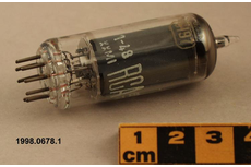 1998.0678.001 .1 GLASS ENVELOPE; METALPINS &amp; PARTS/.2 CARDBOARD BOX MINIATURE TYPE VACUUM TUBE USED IN OUTPUT STAGE OF VIDEO AMPLIFIER OF COLOUR &amp; B&amp;W TELEVISION RECEIVERS  &amp; AS WIDE-BAND AMPLIFIER TUBE IN INDUSTRIAL &amp; LABORATORY EQUIPMENT. v.gd/HI3kq6