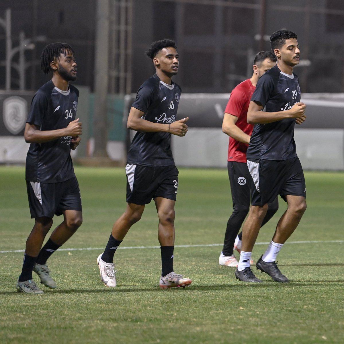 AlShababSaudiFC's tweet photo. جري حول الملعب 🏃🏻‍♂️ 

#الشباب https://t.co/nZhIJ6ezyX