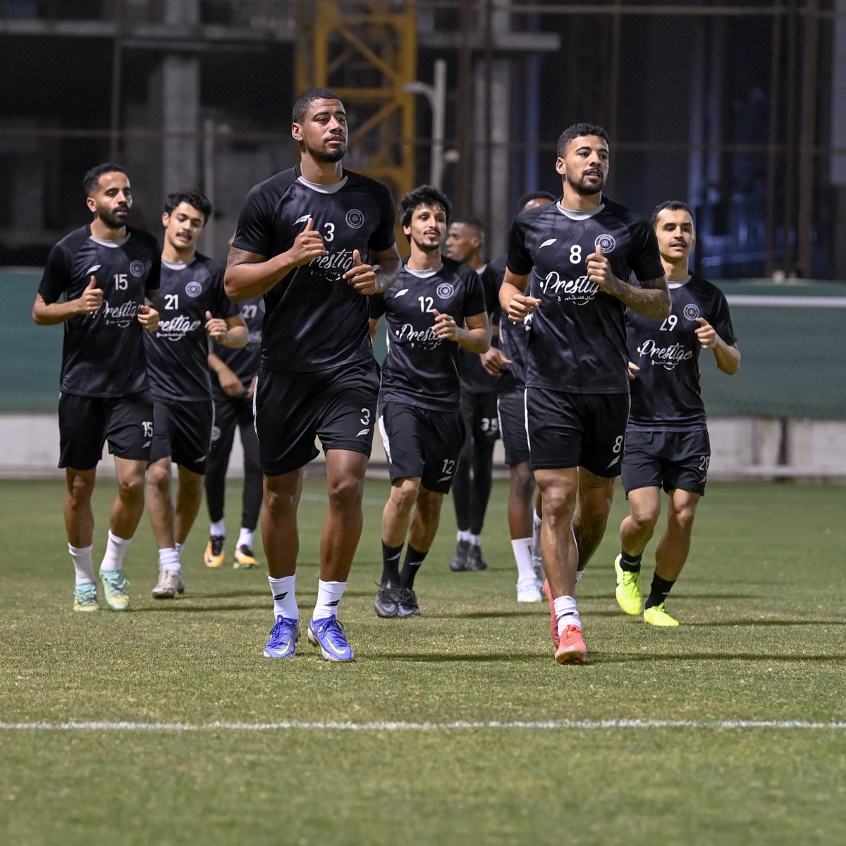 AlShababSaudiFC's tweet photo. جري حول الملعب 🏃🏻‍♂️ 

#الشباب https://t.co/nZhIJ6ezyX