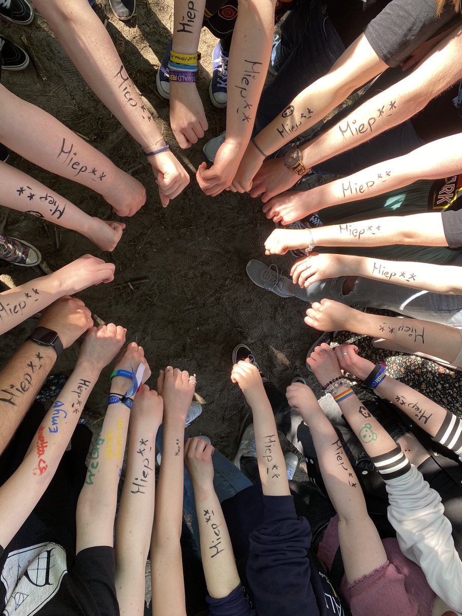 Es ist inzwischen nun 4 Jahre her, dass ich die ersten Wesen gemiept habe und ihr wisst gar nicht wie viel es mir bedeutet, dass auch heute noch Wesen danach fragen🥺🙈
Dieser Tag heute mit euch ist wunderschön, danke dass es euch gibt🥰
Ich freu mich jetzt aufs Essen ^-^