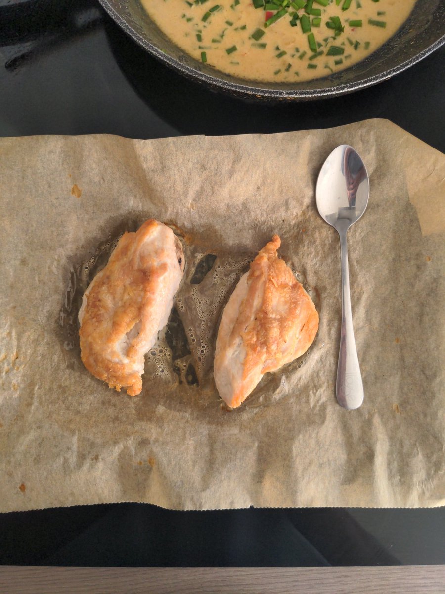 Chelsea3Daley's tweet photo. Ordered @HelloFreshUK 'protein rich' option for 2 people and this is the size of the 'chicken breasts'?!? Smaller than a teaspoon 🙈 #tinytits #HelloFreshUK #hellofresh https://t.co/rXuK1ltmRx