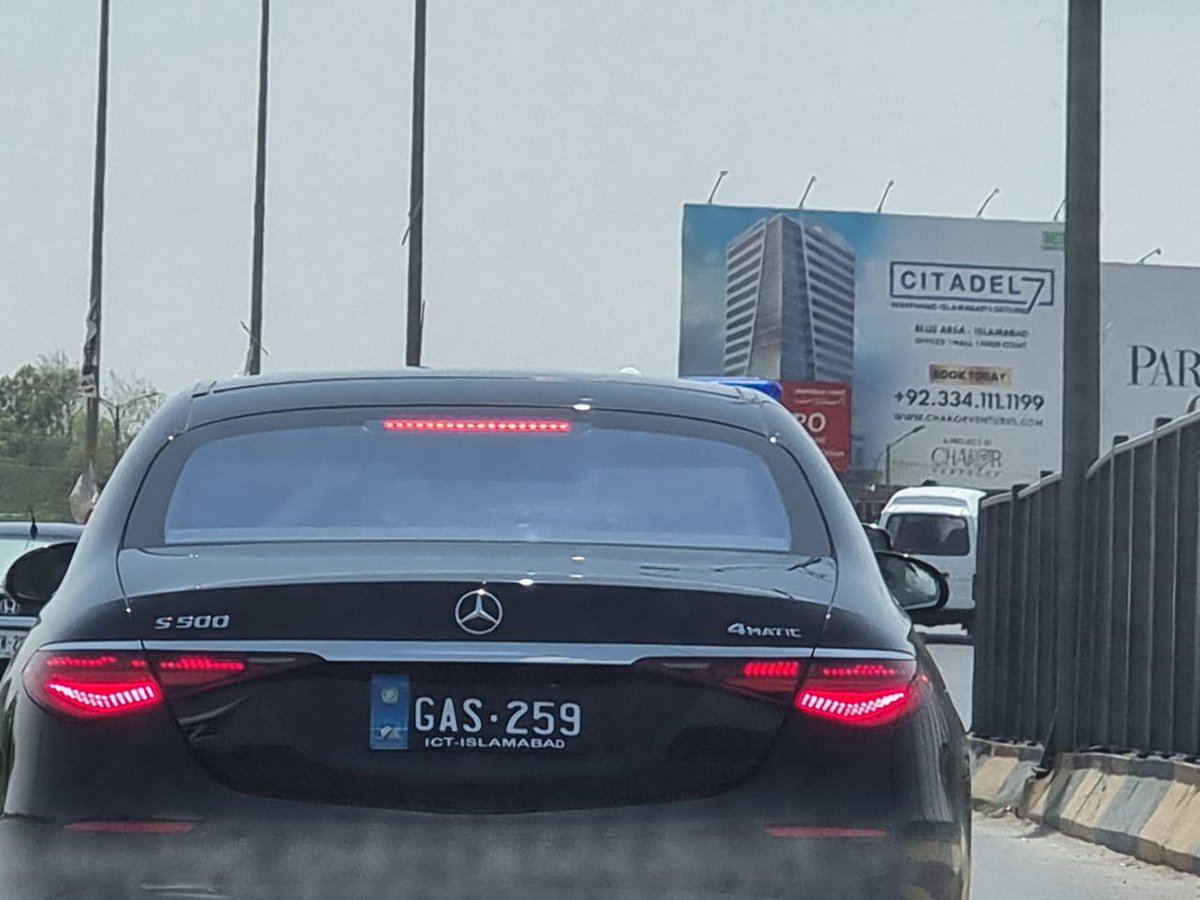 hashim_i's tweet image. Sarkaari Mercedes Benz S500 2022. Could be anywhere from 8-10 crores. Zehr khanay k paisay nai hain bhai!