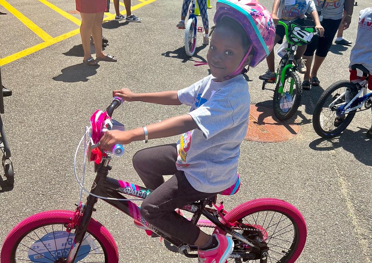 LIVELikeJT's tweet photo. It was a beautiful day for the #LiveLikeJT bike giveaway 🚲Special thank you to all our wonderful volunteers and the staff at Walmart - Mount Laurel, NJ. The smiles from the kids were as bright as the sun ☀️ https://t.co/qY3bkRuU1u